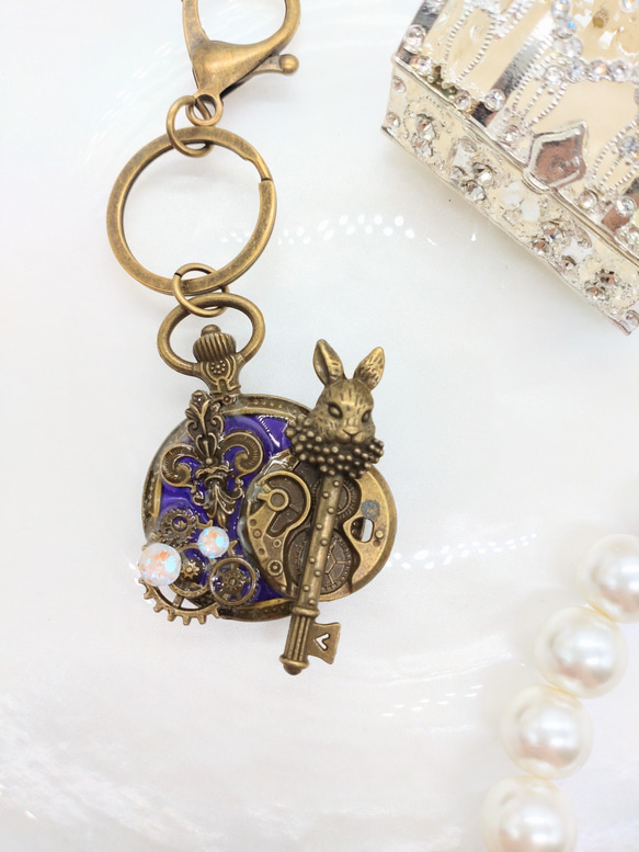 懐中時計のキーホルダー（大）うさぎのカギ 1枚目の画像