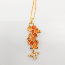 蜂だらけのネックレス 2枚目の画像