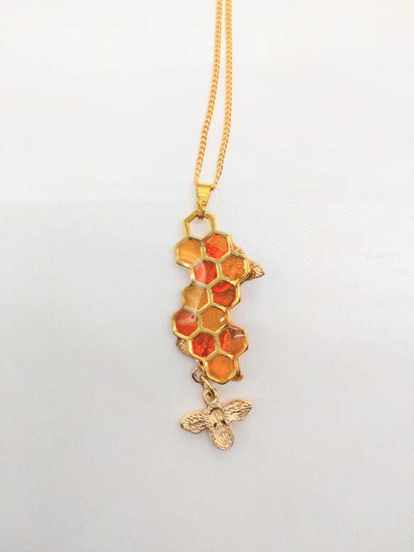 蜂だらけのネックレス 2枚目の画像