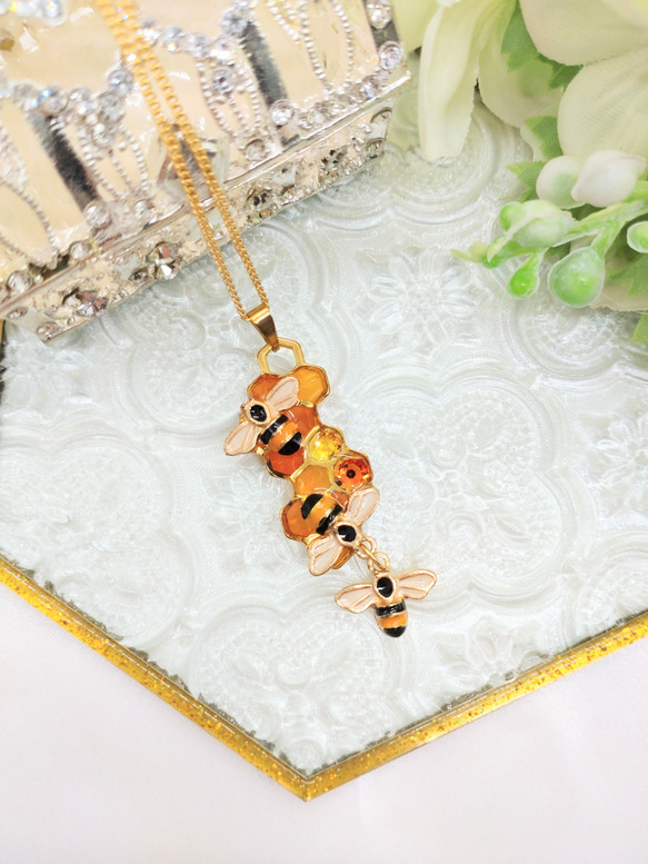 蜂だらけのネックレス 1枚目の画像