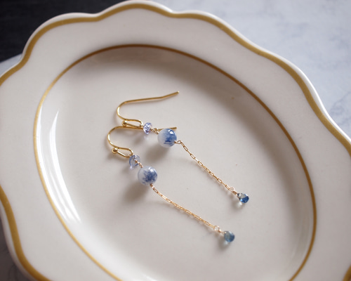 LUCE MACCHIA　デュモルチェライトインクオーツとガラスのピアス LUCE MACCHIA デュモルチェライトインクオーツとガラスのピアス