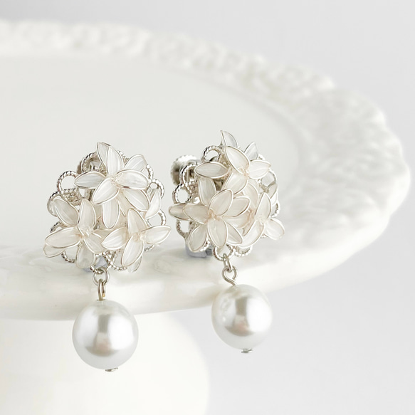 月うさぎ 紫陽花（あじさい）のピアス/イヤリング 白 イヤリング