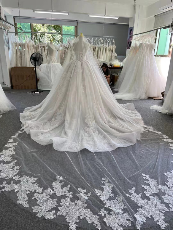 送料無料！高級サテンウエディングドレス　プリンセスライン　ベアトップ　豪華なトレーン　刺繍ドレス　ベール別 予めご了承ください