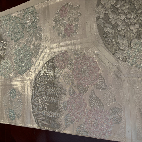 人気提案 2674豪華刺繍の袋帯から作ったタッセル付の正絹テーブルランナー テーブル用品