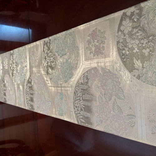 格安SALEスタート！ 2674豪華刺繍の袋帯から作ったタッセル付の正絹テーブルランナー テーブル用品