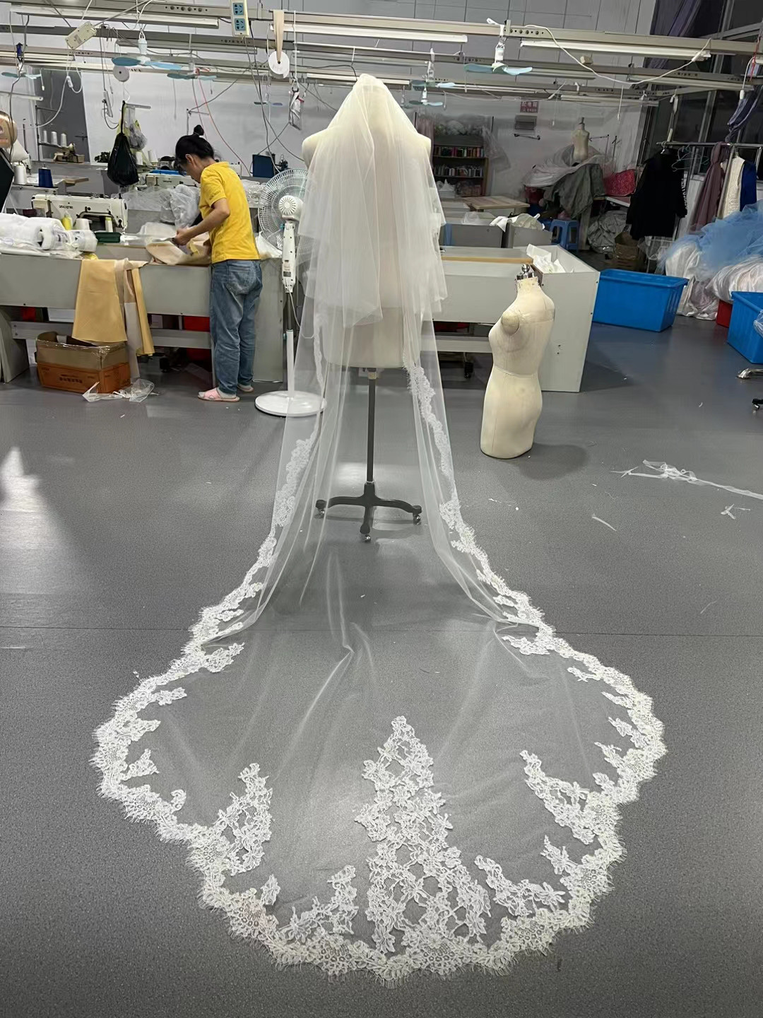 送料無料！ レース付きウエディングドレスベール、少し床を引く長さでエレガントに演出　ロング