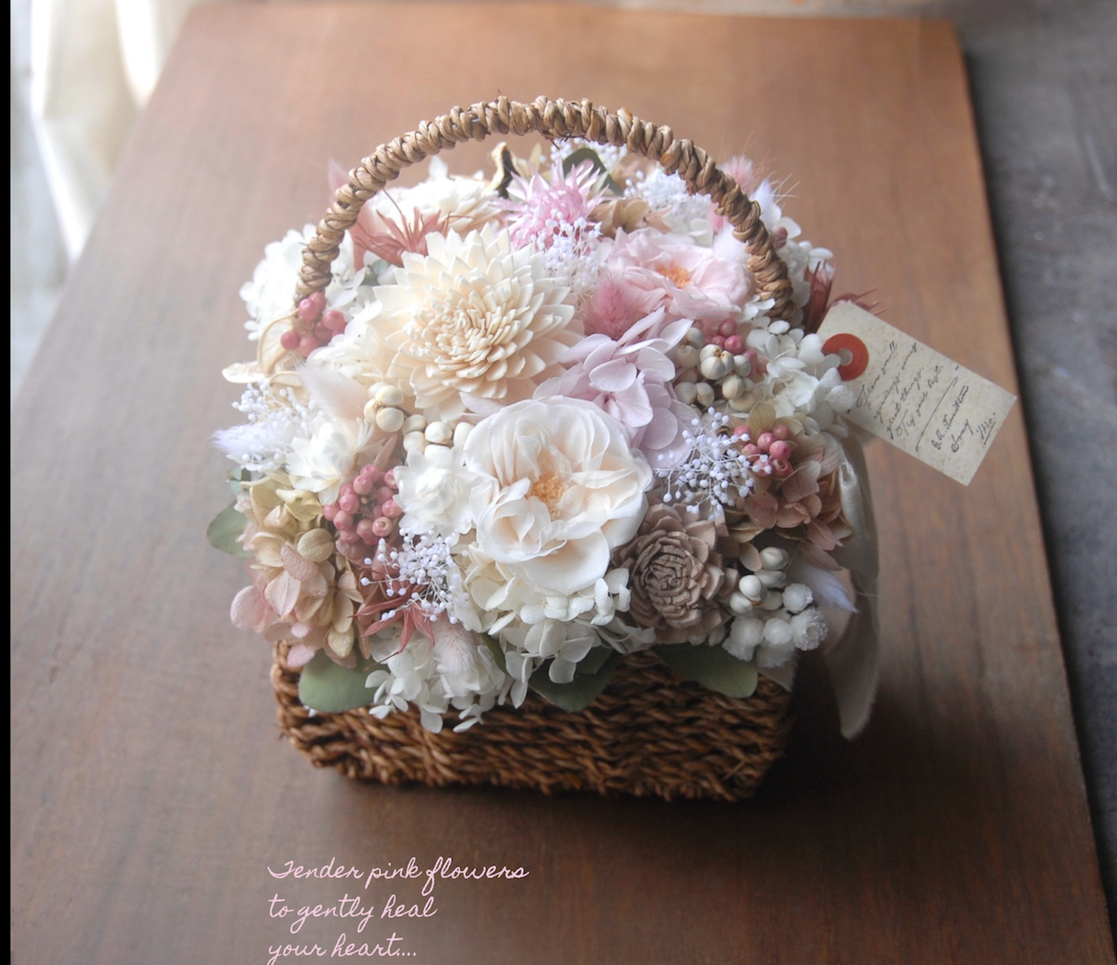 アンティークピンクと白のnaturalバスケットアレンジ~ ドライ&プリザーブドフラワー