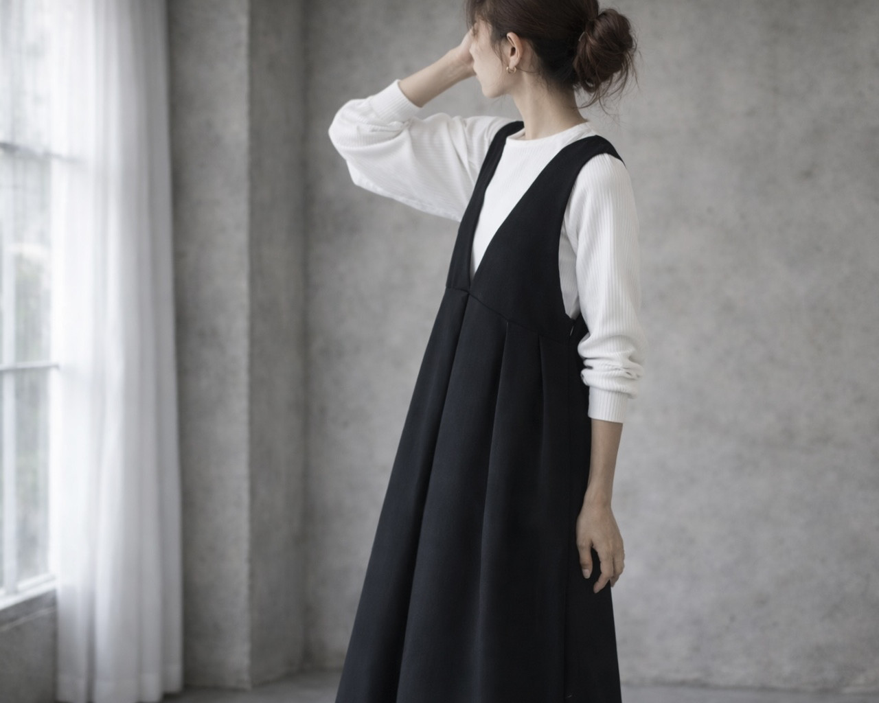 【SM〜LL・着丈出し+10cmまで】ウールライクで新登場後ろ姿が可愛いバックボタン　ジャンパースカート(ブラック)