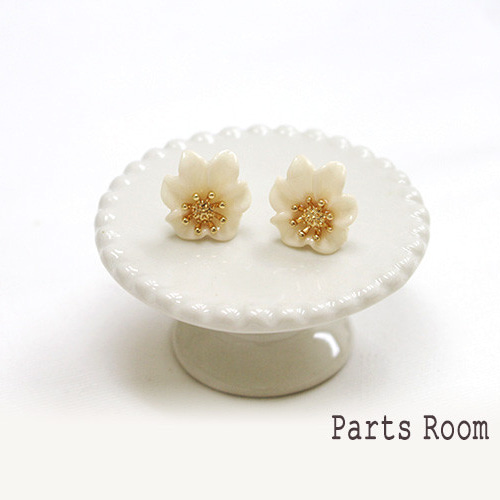 2個入】変形デイジーフラワーピアス【オフホワイト】【チタン