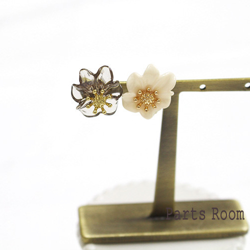 2個入】変形デイジーフラワーピアス【オフホワイト】【チタン