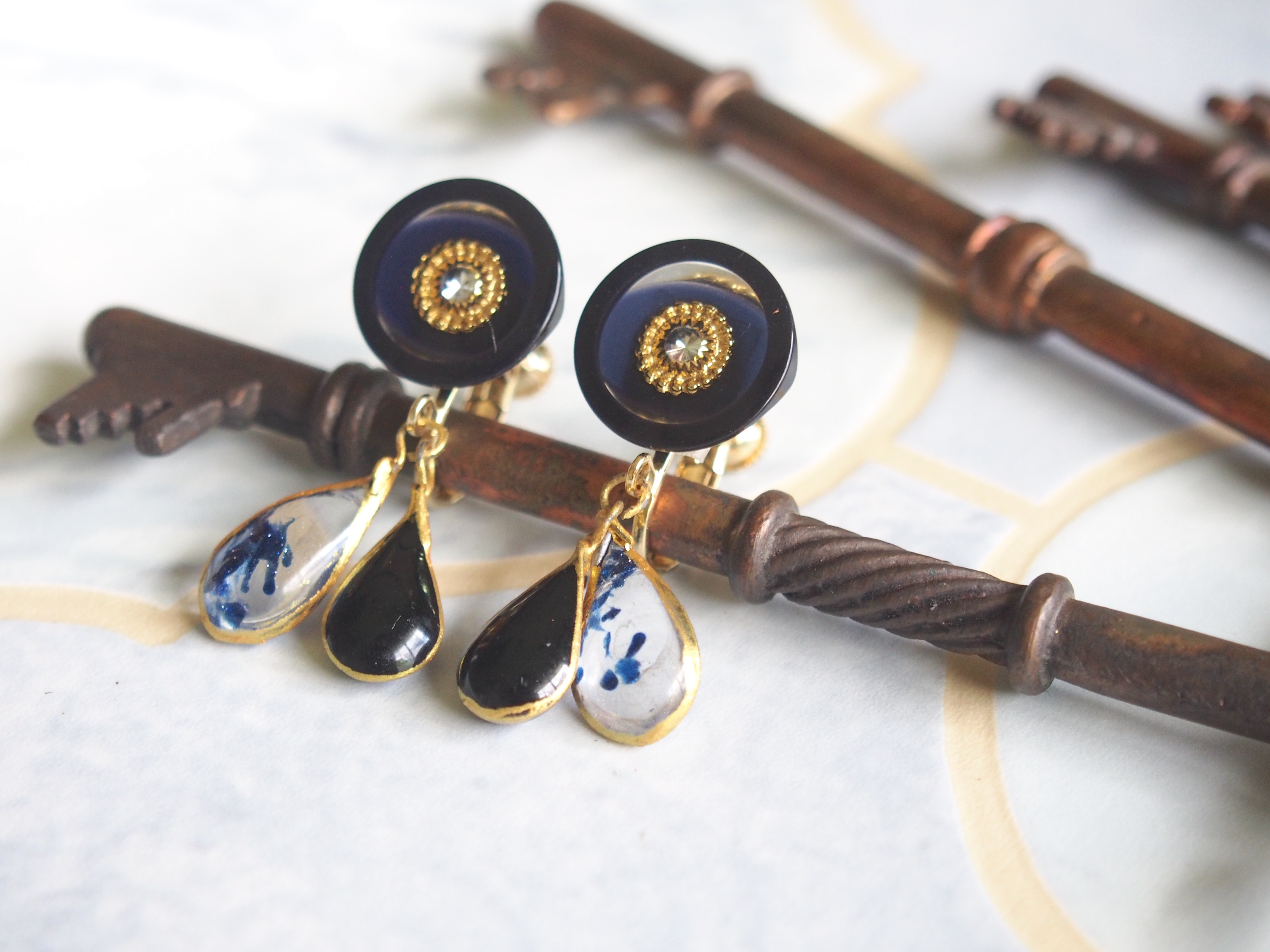 "rainbow drops" 手作りガラスとネイビーヴィンテージボタンのイヤリング&ピアス