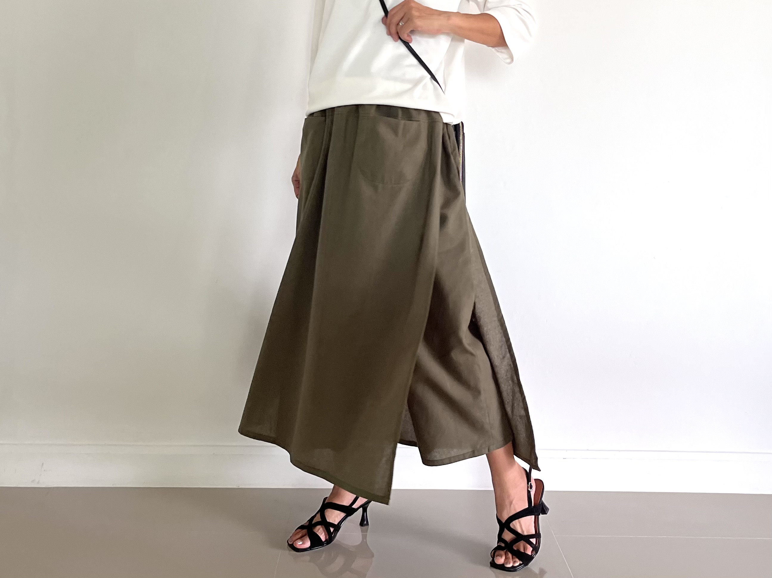 サラッと感がクセになる。コットン100。つい着たくなる美シルエットワイドパンツ＆スカート　カーキ色