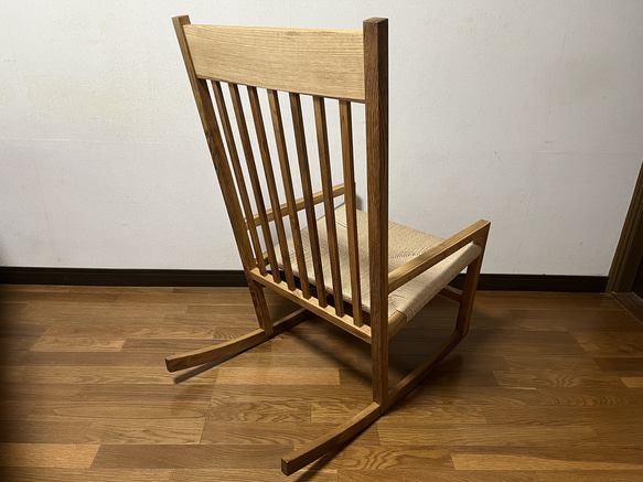 クリ材の枠にペーパーコード座のロッキングチェア 