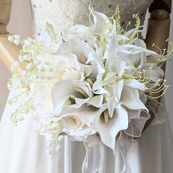 カサブランカとカラーのキャスケードブーケ ウェディングブーケ