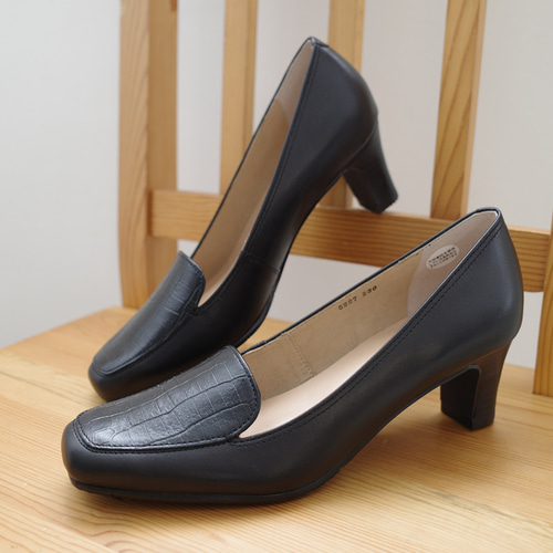 目を惹くクロコ型押しデザインの本革ローヒールシューズ / PO5227