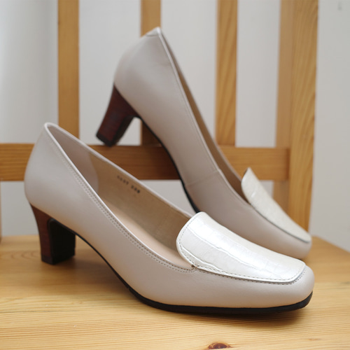 目を惹くクロコ型押しデザインの本革ローヒールシューズ / PO5227