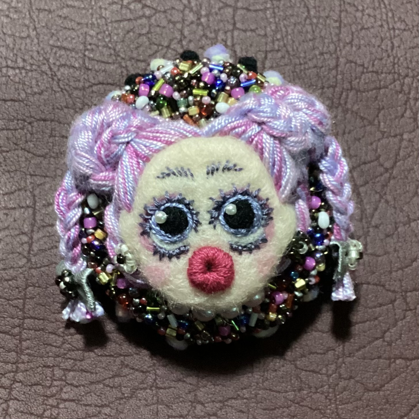 かわいい個性的なブローチ　羊毛フェルト　ビーズ刺繍