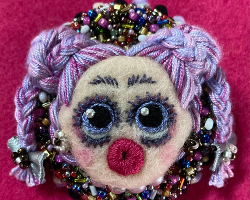 羊毛フェルトブローチ★ハンドメイド★刺繍★ビーズ★ 赤いポピー畑の魅力 cbb3493041fa14a50b822b2f9433f1