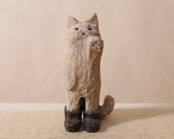 黒いブーツを履いた招き猫（左手）木彫り 木製 ネコの置物 インテリア
