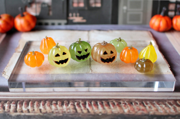 ガラスのハロウィン・ミニチュアジャックオランタン・かぼちゃ畑（半