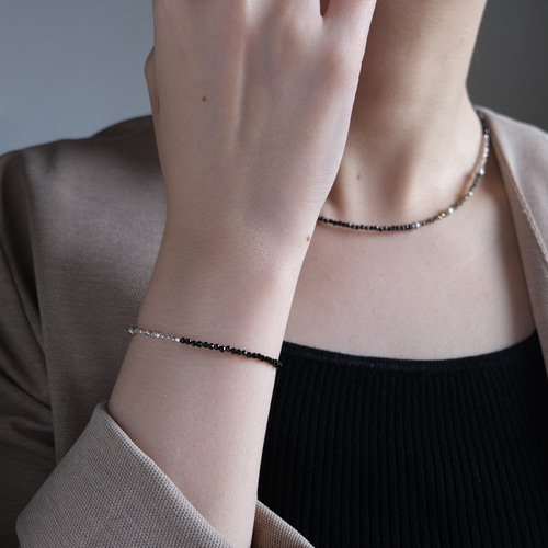黒い石とシルバー装飾のブレスレット svart og pýrít bracelet：天然石パイライト/ブラックスピネル