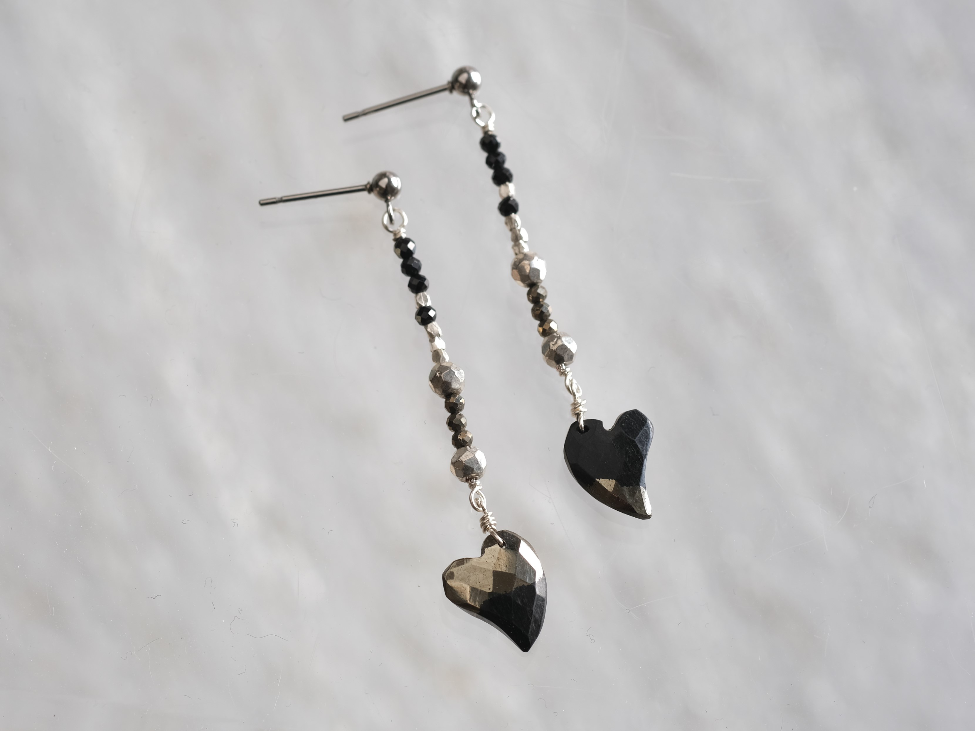 svart og pýrít heart earring：天然石パイライト/ブラックスピネル/シルバー　ピアス　黒