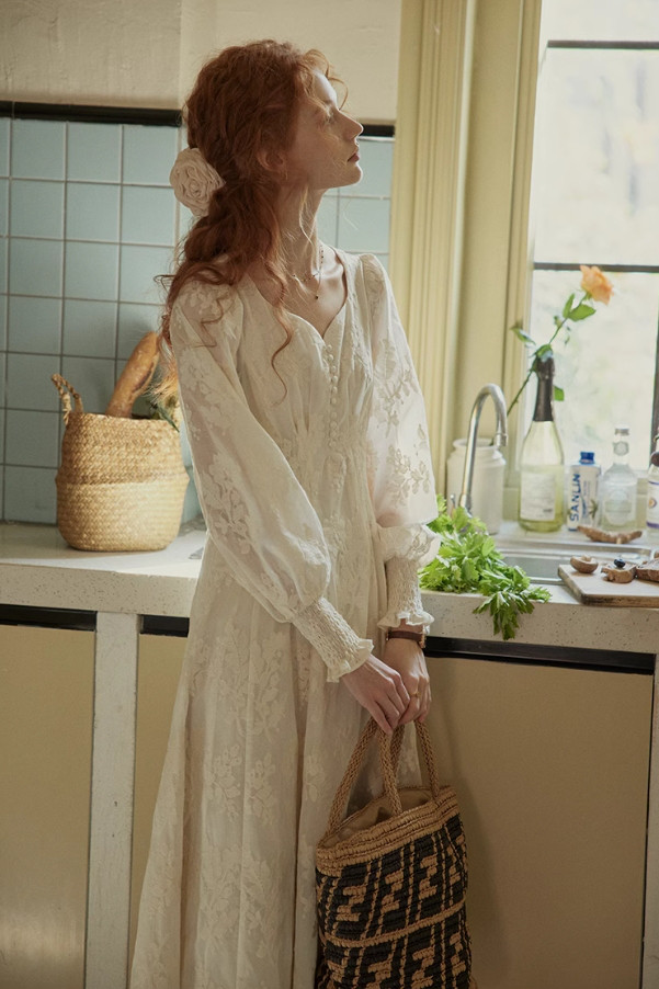 長袖ワンピース　ハイウェスト  レース生地　裏地付き ベージュ