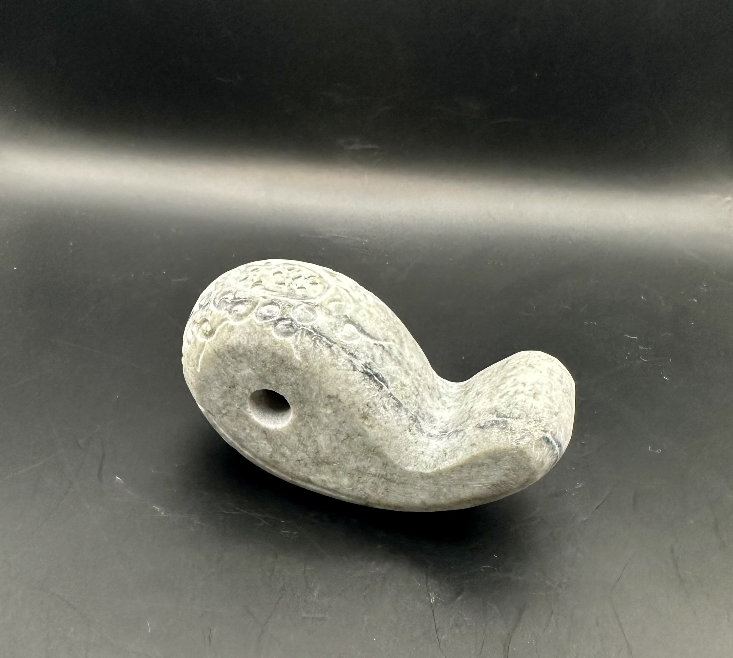 天賜萬福勾玉　糸魚川糸巻きグレー翡翠握り石