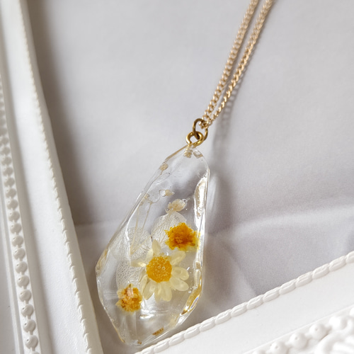 黄色のアジサイとスターフラワーとかすみ草のドライフラワーの鉱石型