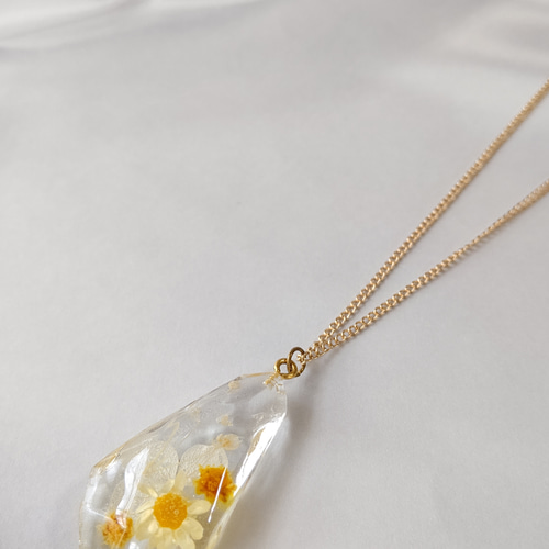 黄色のアジサイとスターフラワーとかすみ草のドライフラワーの鉱石型