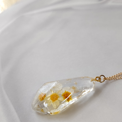 黄色のアジサイとスターフラワーとかすみ草のドライフラワーの鉱石型