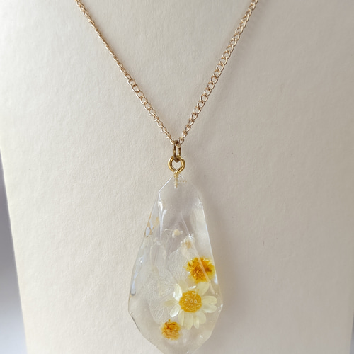 黄色のアジサイとスターフラワーとかすみ草のドライフラワーの鉱石型