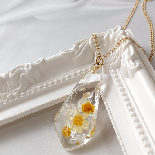 黄色のアジサイとスターフラワーとかすみ草のドライフラワーの鉱石型