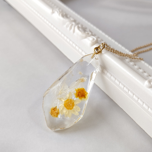 黄色のアジサイとスターフラワーとかすみ草のドライフラワーの鉱石型