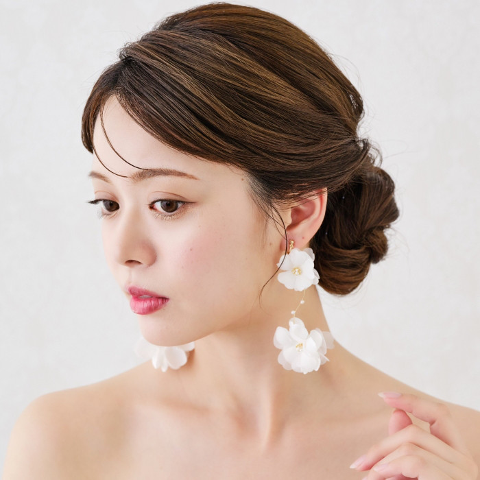 ME222 花嫁ピアス大ぶりホワイトフラワー ブライダルイヤリング　ウェディングイヤリング ウェディングピアス 結婚