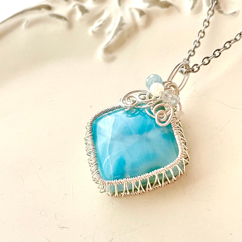 天然石☆高品質！ラリマー羽型ペンダントトップ☆ラリマーらしい模様が美しい！① Handmade（ハンドメイド）の「天使の羽 高品ラリマー約33×14×5mm