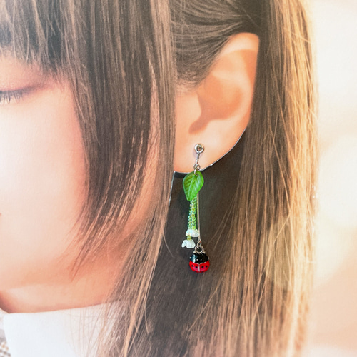 てんとう虫の草原/イヤリング イヤリング・ノンホールピアス aRe