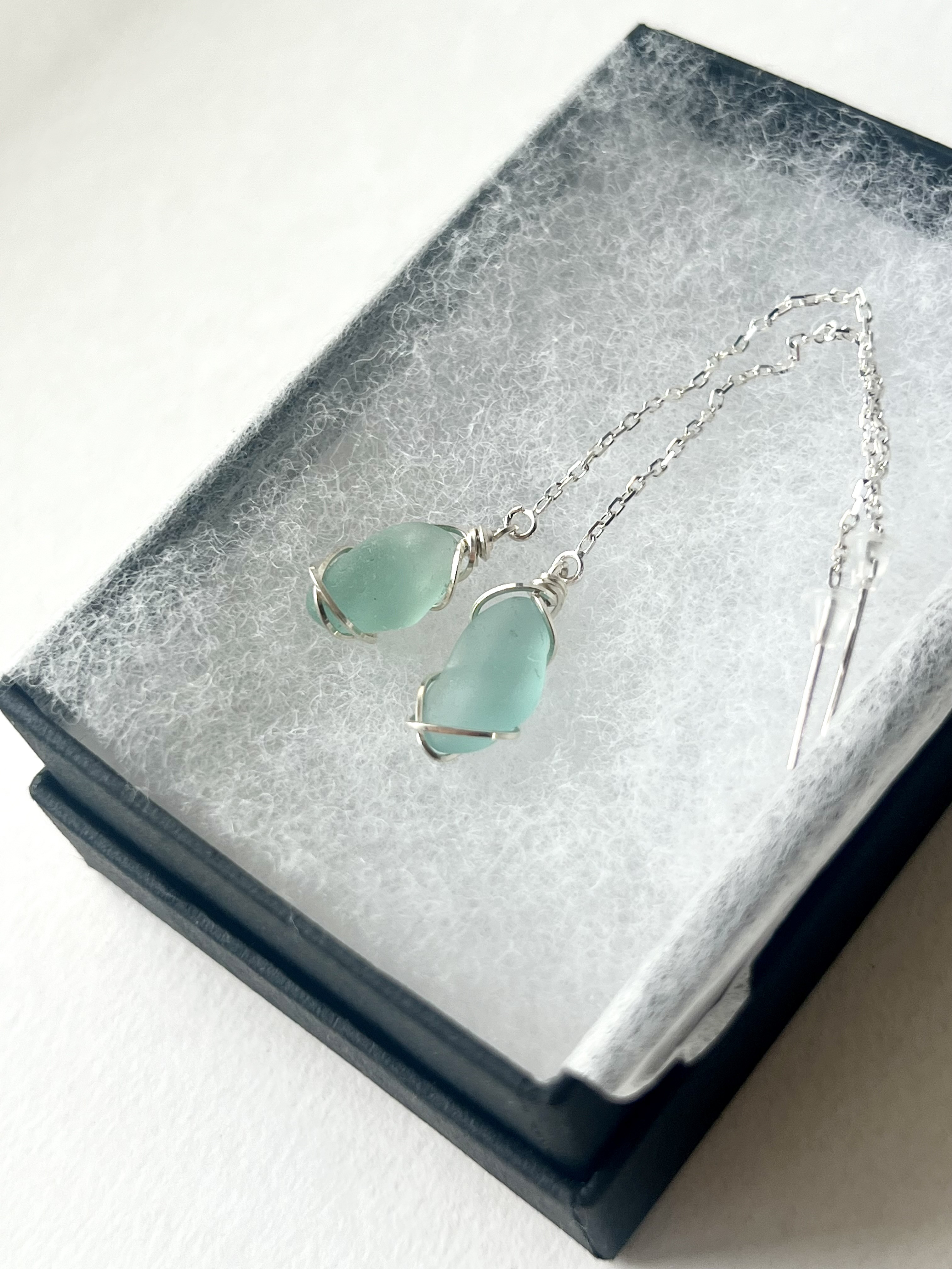 《Silver925》小さな空色シーグラスビーズのロングピアス