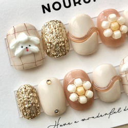 淡色わんわんクリーム【サイズオーダー制】￤ネイルチップ チェック柄 犬 落書き フラワー ビーズ ベージュ 短め 2枚目の画像