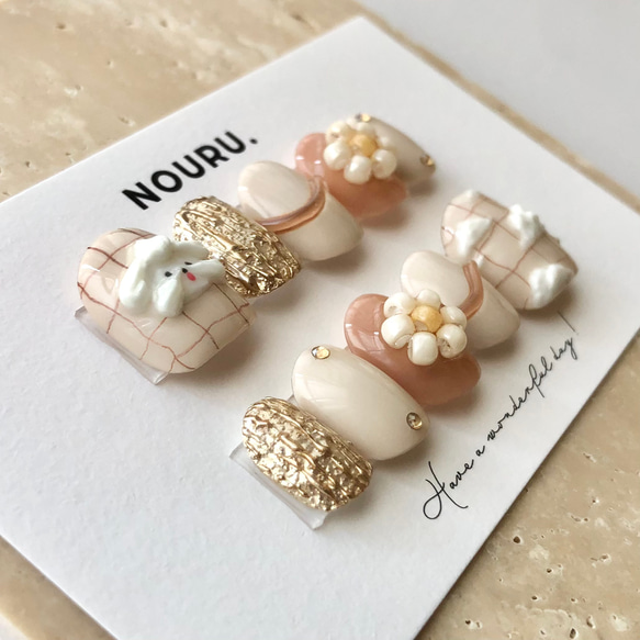 淡色わんわんクリーム【サイズオーダー制】￤ネイルチップ チェック柄 犬 落書き フラワー ビーズ ベージュ 短め 3枚目の画像