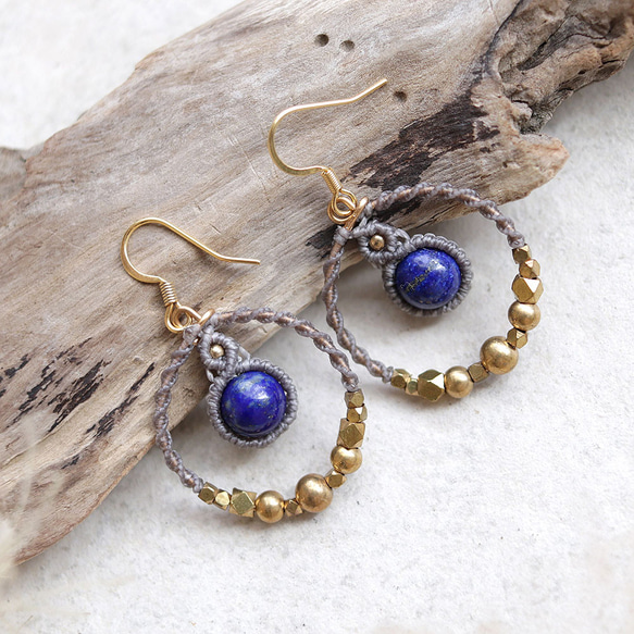 エキゾチックフープラピスラズリマクラメピアスmacp112天然石エスニックアジアンエキゾチックなアレルギーフリーピアス 1枚目の画像