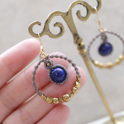 エキゾチックフープラピスラズリマクラメピアスmacp112天然石エスニックアジアンエキゾチックなアレルギーフリーピアス 5枚目の画像