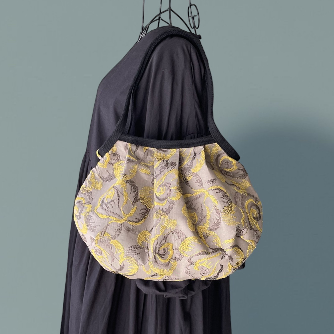 《新色》コロンと可愛いショルダーグラニーバッグ　グレイスフルローズの刺繍　アースカラー　◎選べる2サイズ