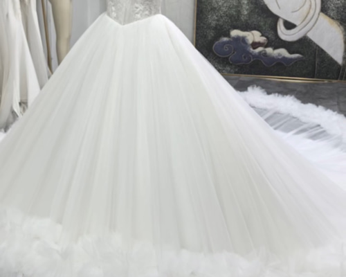 チュールウェディングドレス結婚式ボリューム 贅沢 ウェディングドレス ボリューム感 チュール コードレース