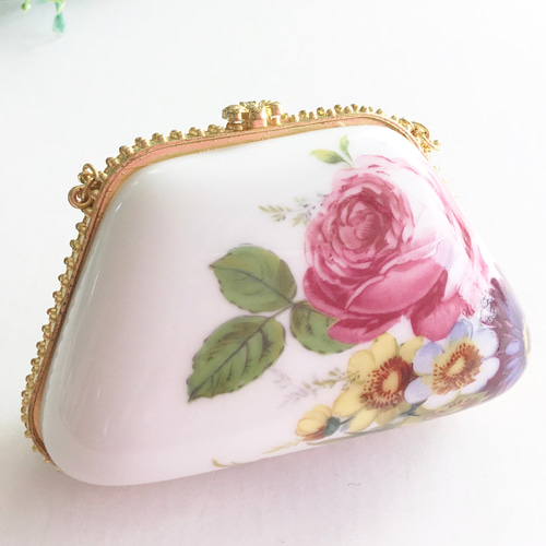 ギフトに最適！華やかなマイセン柄のバック型ピルケース（小物