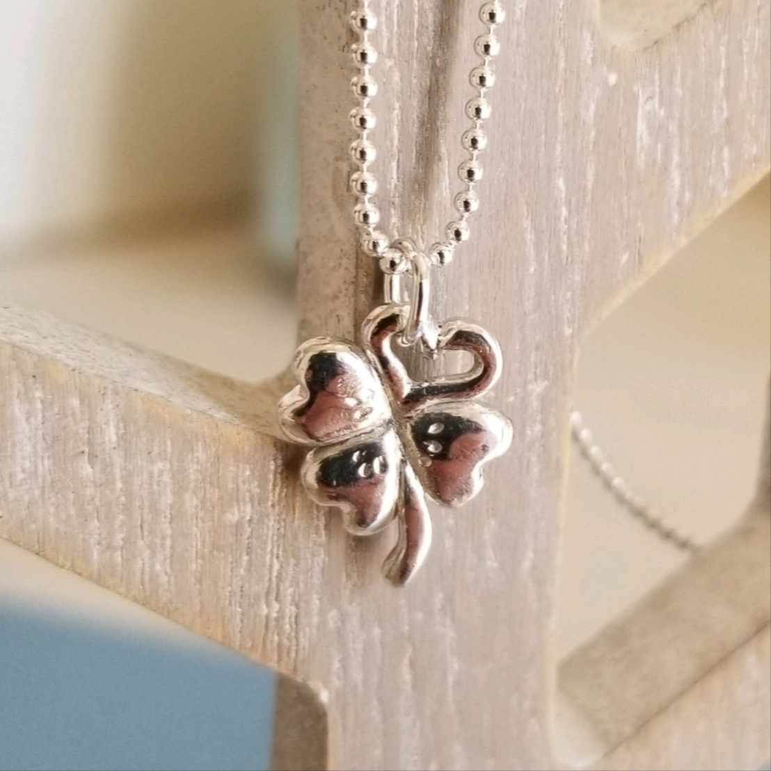 四つ葉のクローバー　シルバーペンダント　リバーシブル