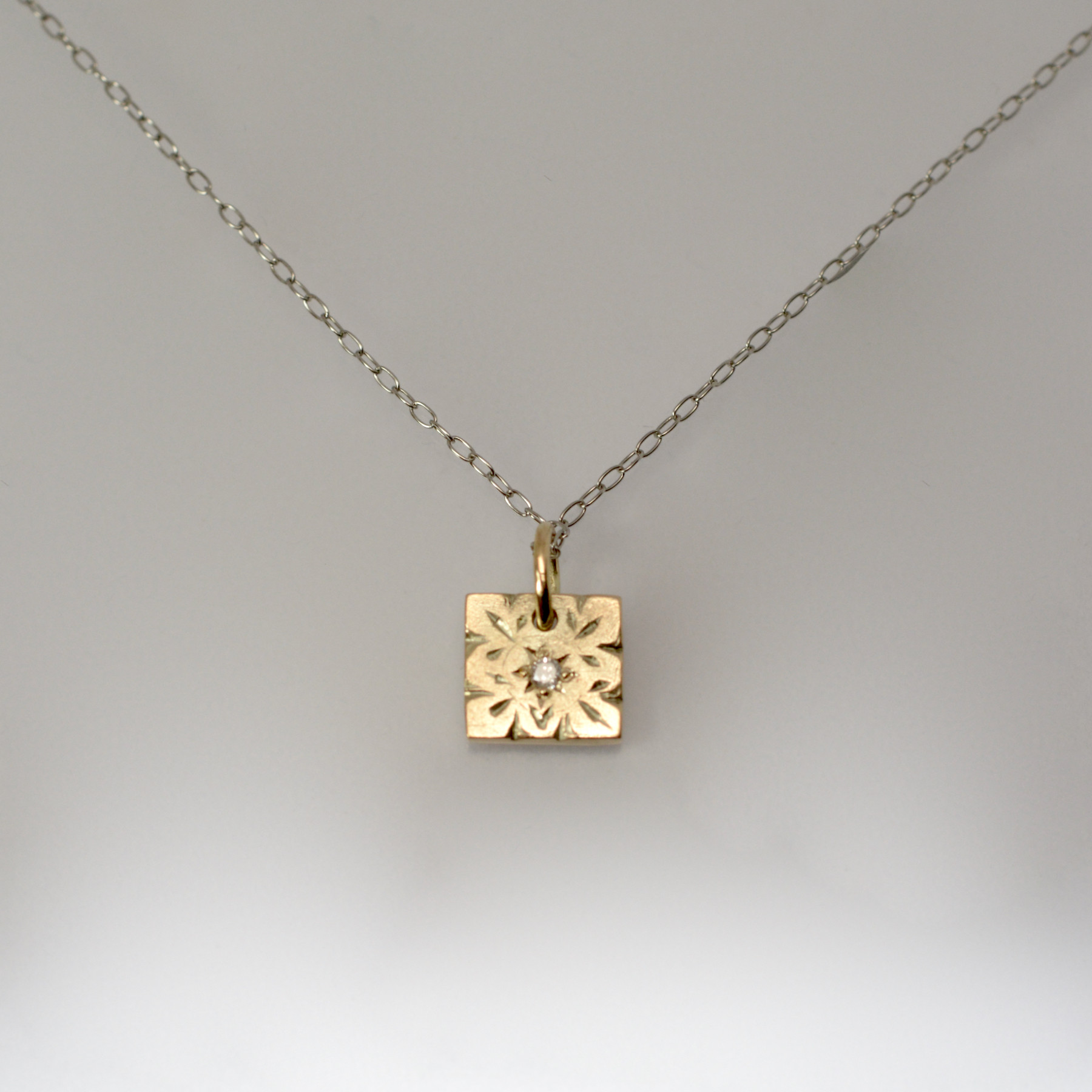 K14 スクエア（四角）彫金プチペンダントトップ ペンダント