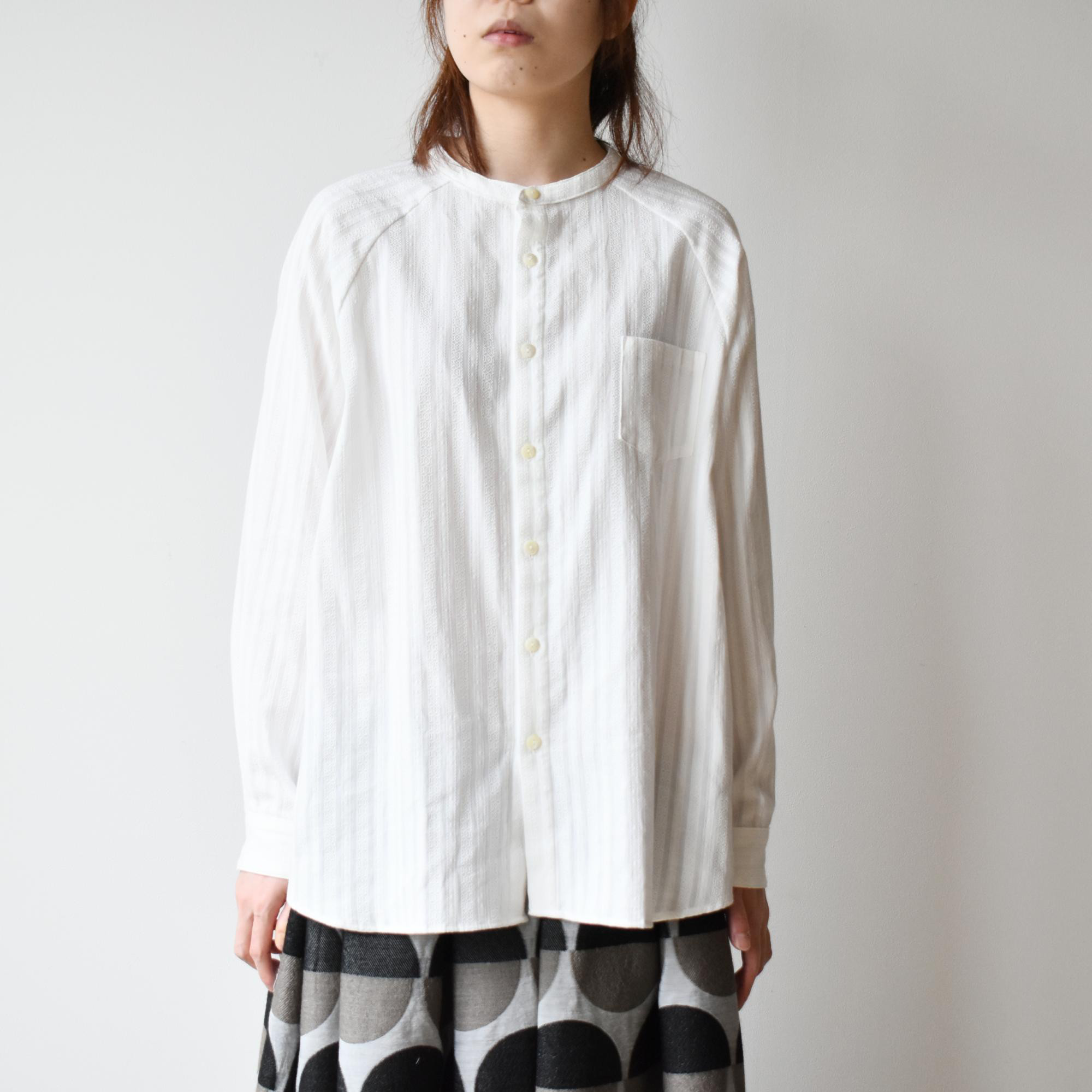 レース刺繍とラグランデザインで魅せるナチュラルブラウス【SOL204F】