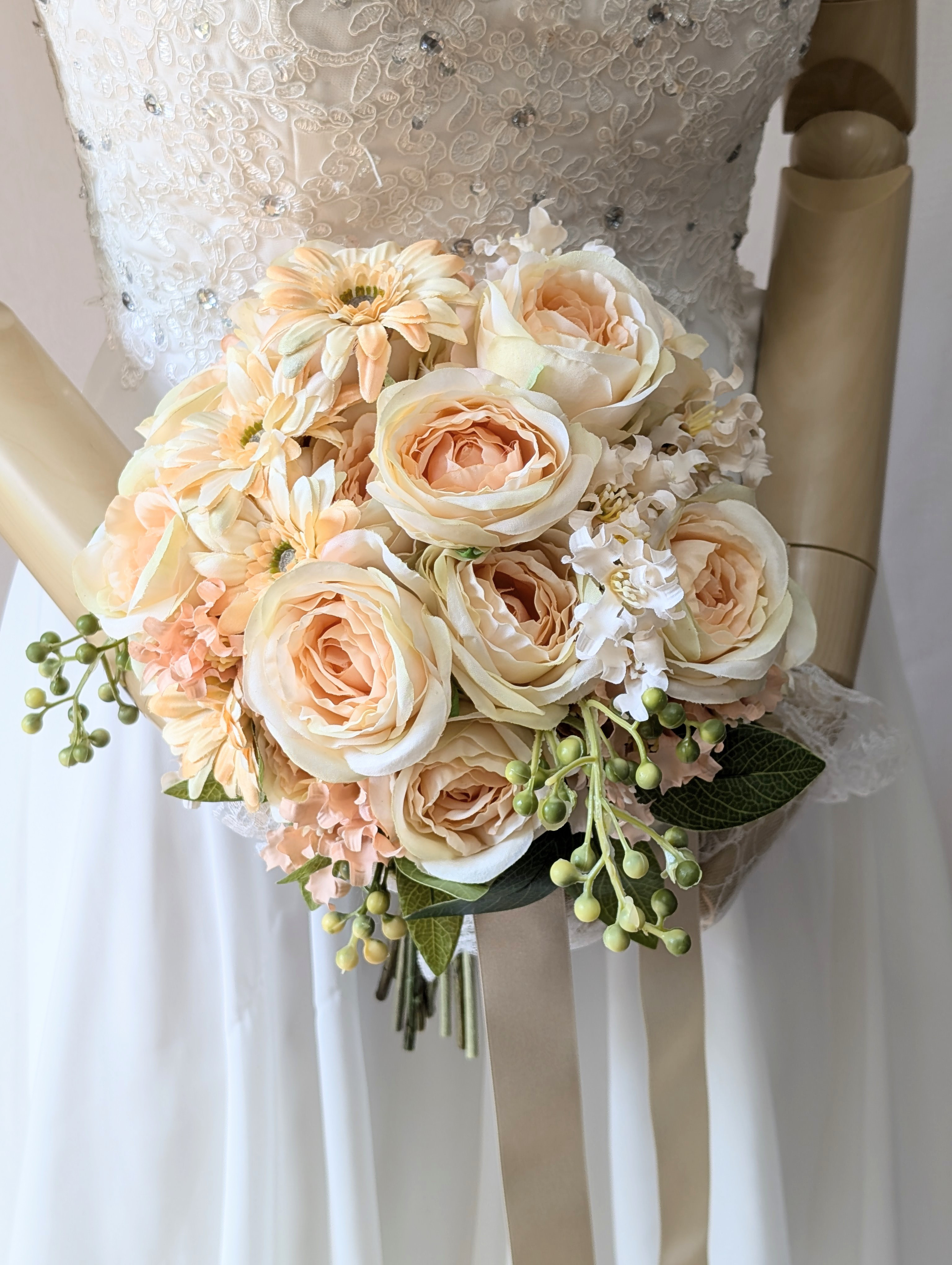 ウエディングブーケ(淡いピーチロ−ズ)ブートニア込み　世界で1つ貴女だけにお勧めします。
