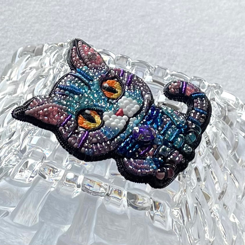 再販 ビーズ刺繍のブローチ -チェシャ猫もどきの猫-cat ブローチ